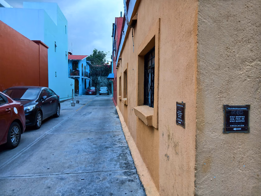Calle Díaz Quintas y esquina Privada de Díaz Quintas: Acceso hacia PORTA BIGUU, una privada segura, tranquila y pintoresca, con fachadas coloridas típicas de la Ciudad de Oaxaca.