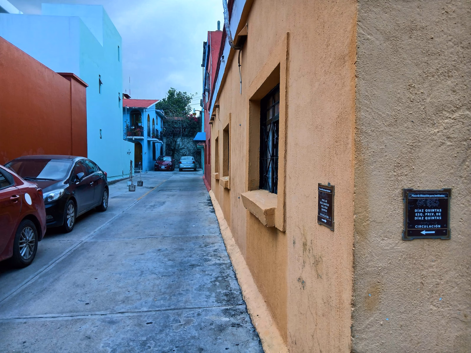 Calle Díaz Quintas y esquina Privada de Díaz Quintas: Acceso hacia PORTA BIGUU, una privada segura, tranquila y pintoresca, con fachadas coloridas típicas de la Ciudad de Oaxaca.